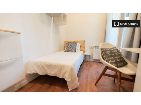 Room for rent in 7-bedroom apartment in Barcelona - השכרה