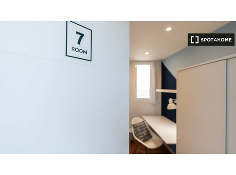 Room for rent in 7-bedroom apartment in Barcelona - Disewakan