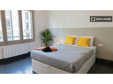 Room for rent in 7-bedroom apartment in Barcelona - Disewakan