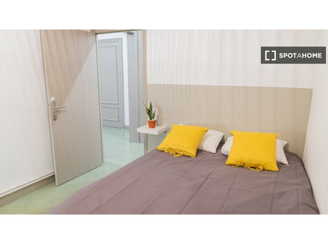 Room for rent in 7-bedroom apartment in Barcelona - الإيجار