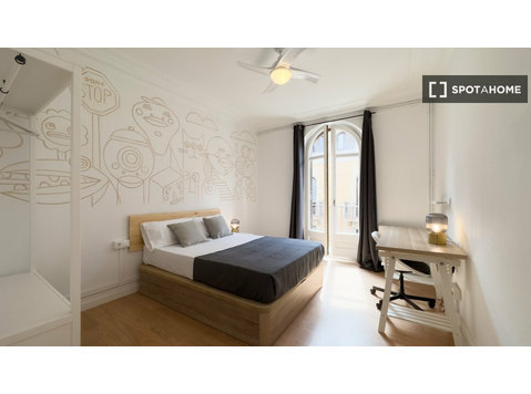 Room for rent in 7-bedroom apartment in Barcelona - کرائے کے لیۓ