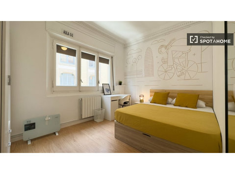 Room for rent in 7-bedroom apartment in Barcelona - เพื่อให้เช่า
