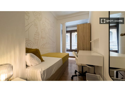 Room for rent in 7-bedroom apartment in Barcelona - K pronájmu