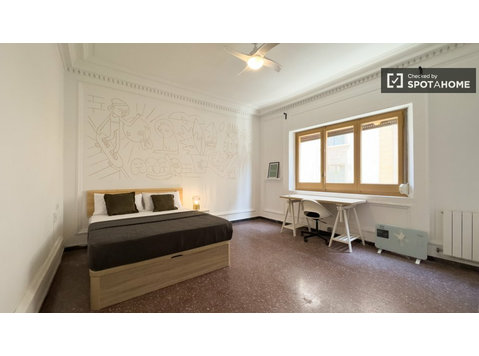 Room for rent in 7-bedroom apartment in Barcelona - Kiadó