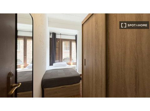 Pokój do wynajęcia w 7-pokojowym mieszkaniu w Barcelonie - Do wynajęcia