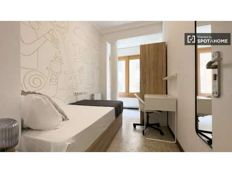 Room for rent in 7-bedroom apartment in Barcelona - K pronájmu