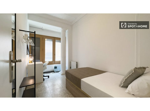 Room for rent in 7-bedroom apartment in Barcelona - De inchiriat