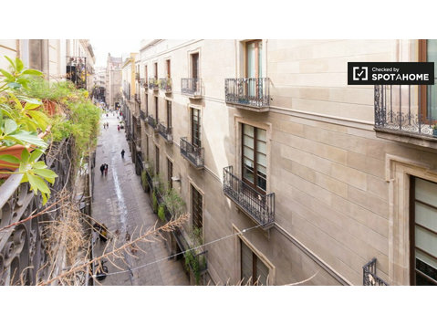 Room for rent in 7-bedroom apartment in Barcelona - For Rent
