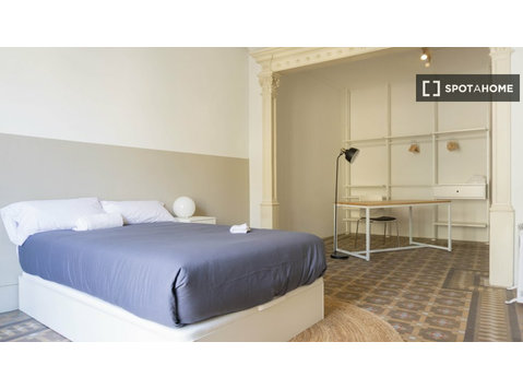 Room for rent in 7-bedroom apartment in Barcelona - Aluguel