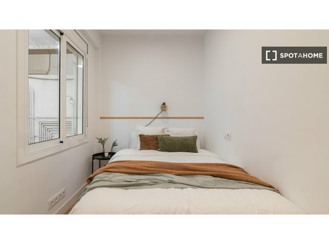 Room for rent in 7-bedroom apartment in Barcelona - Aluguel