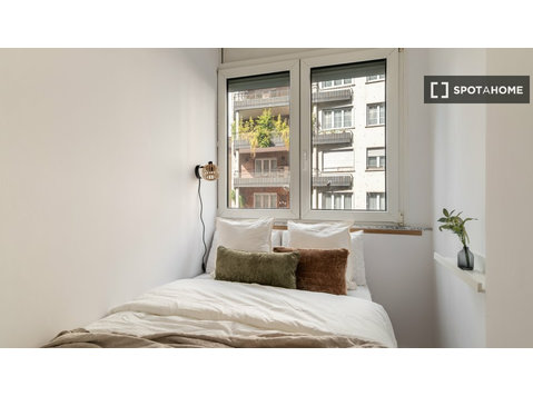 Barcelona'da 7 yatak odalı dairede kiralık oda - Kiralık