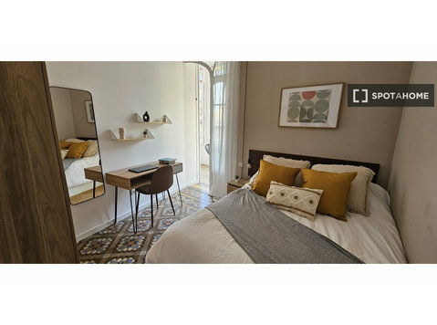 Zimmer zu vermieten in 7-Zimmer-Wohnung in Barcelona - Zu Vermieten