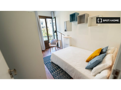 Room for rent in 7-bedroom apartment in Barcelona - Vuokralle
