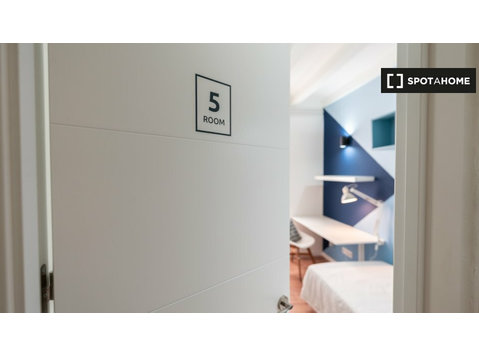 Se alquila habitación en piso de 7 habitaciones en Barcelona - Alquiler