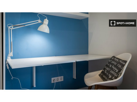 Room for rent in 7-bedroom apartment in Barcelona - Annan üürile