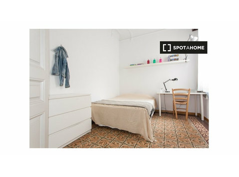 Zimmer zu vermieten in 7-Zimmer-Wohnung in Barcelona - Zu Vermieten
