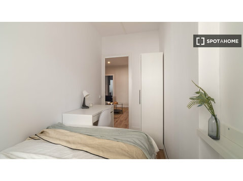 Pokój do wynajęcia w 7-pokojowym mieszkaniu w Barcelonie - Do wynajęcia