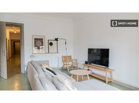 Room for rent in 7-bedroom apartment in Barcelona - השכרה