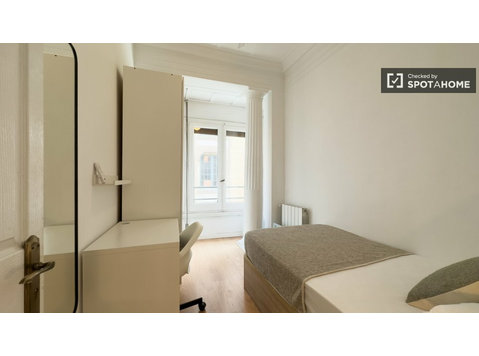 Barcelona'da 7 yatak odalı dairede kiralık oda - Kiralık