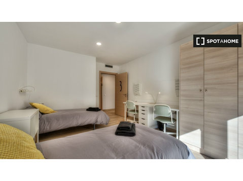 Room for rent in 7-bedroom apartment in Barcelona - For Rent