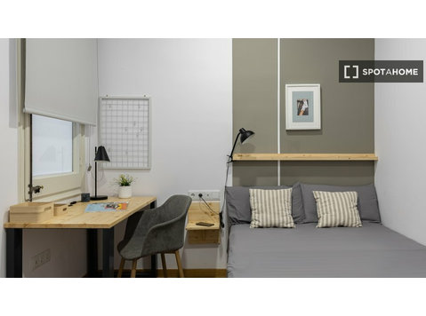 Room for rent in 7-bedroom apartment in Barcelona - De inchiriat