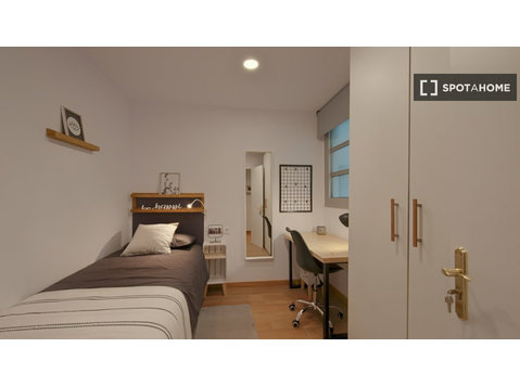 Se alquila habitación en piso de 7 habitaciones en Barcelona - Alquiler