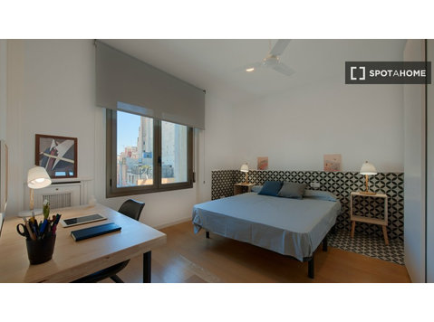 Room for rent in 7-bedroom apartment in Barcelona - For Rent