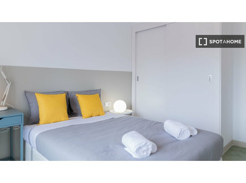Room for rent in 7-bedroom apartment in Barcelona - Под Кирија