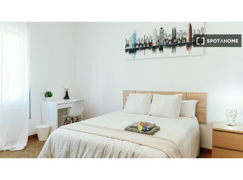 Eixample, Barselona'da 7 yatak odalı dairede kiralık oda - Kiralık