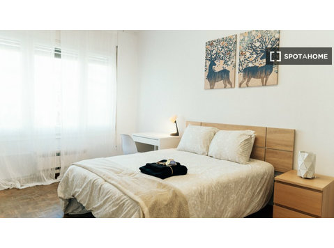 Zimmer zu vermieten in 7-Zimmer-Wohnung in Eixample,… - Zu Vermieten