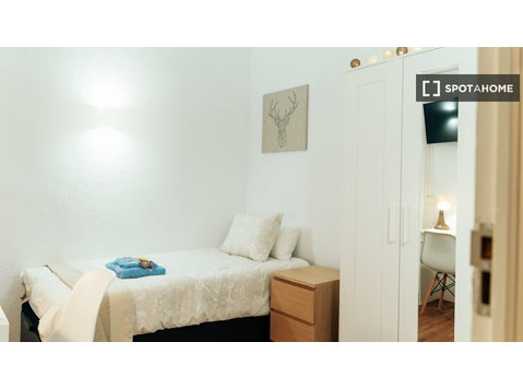 Zimmer zu vermieten in 7-Zimmer-Wohnung in Eixample,… - Zu Vermieten
