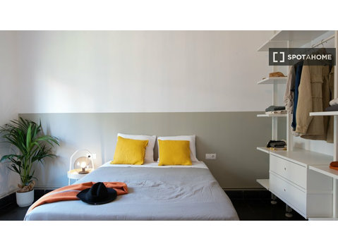 Room for rent in 7-bedroom apartment in Eixample, Barcelona - Na prenájom