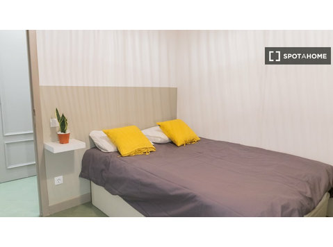 Quarto para alugar em apartamento de 7 quartos em Eixample,… - Aluguel