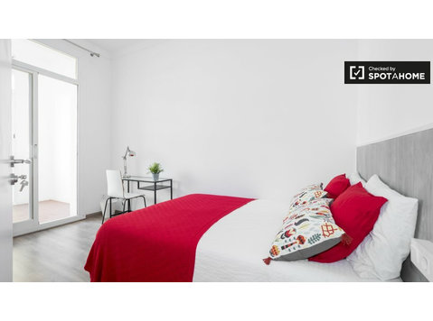 Zimmer zu vermieten in 7-Zimmer-Wohnung in Eixample Dreta - Zu Vermieten