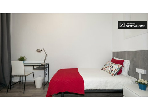 Zimmer zu vermieten in 7-Zimmer-Wohnung in Eixample Dreta - Zu Vermieten
