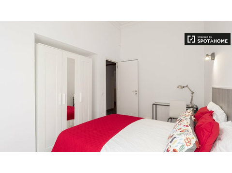 Room for rent in  7-bedroom apartment in Eixample Dreta - Vuokralle