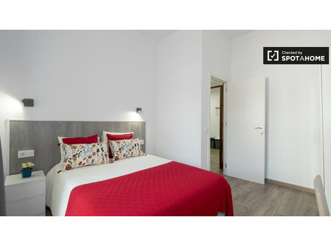Room for rent in  7-bedroom apartment in Eixample Dreta - Annan üürile