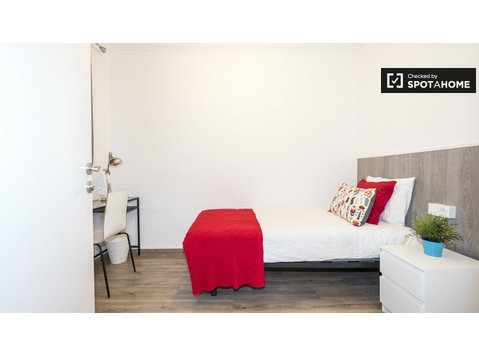 Room for rent in  7-bedroom apartment in Eixample Dreta - Kiadó