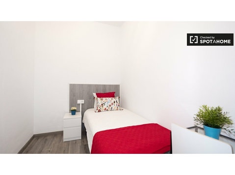 Room for rent in  7-bedroom apartment in Eixample Dreta - For Rent