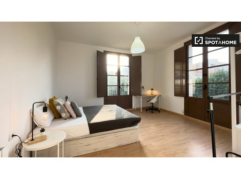 El Raval, Barcelona'da 7 yatak odalı dairede kiralık oda - Kiralık