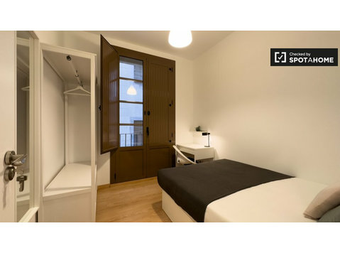 El Raval, Barcelona'da 7 yatak odalı dairede kiralık oda - Kiralık
