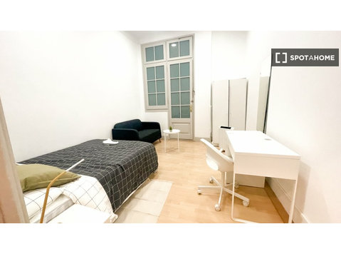 Pokój do wynajęcia w mieszkaniu z 8 sypialniami w Barcelonie - Do wynajęcia