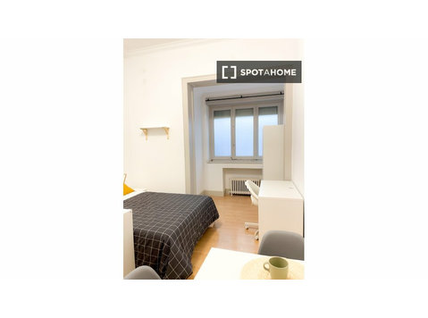 Se alquila habitación en piso de 8 habitaciones en Barcelona - Alquiler