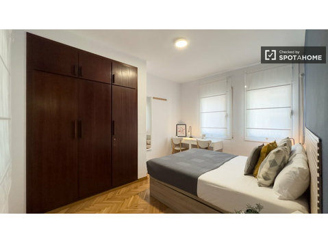 Chambre dans un appartement de 8 chambres à louer à… - À louer