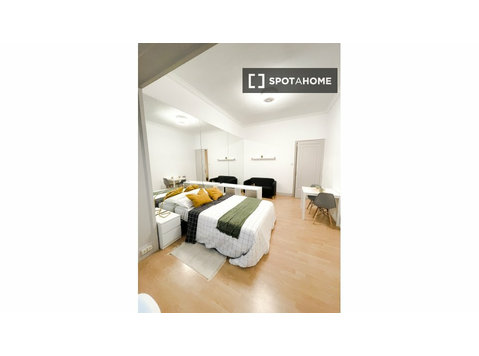 Se alquila habitación en piso de 8 habitaciones en Barcelona - Alquiler