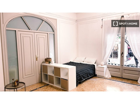 Barselona'da 8 yatak odalı dairede kiralık oda - Kiralık