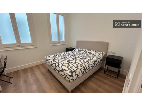 Room for rent in 8-bedroom apartment in Barcelona - For Rent