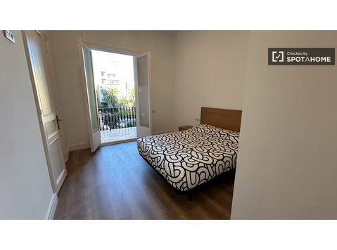 Room for rent in 8-bedroom apartment in Barcelona - Annan üürile