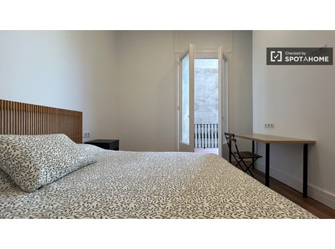 Zimmer zu vermieten in 8-Zimmer-Wohnung in Barcelona - Zu Vermieten