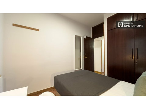 Room for rent in 8-bedroom apartment in Barcelona - De inchiriat